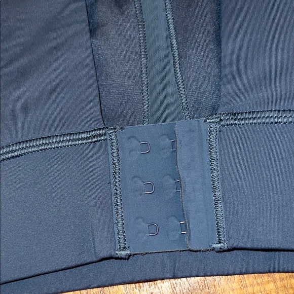 Lululemon Black Sports Bra with Racerback and Seamless Design - Picture 3 of 4